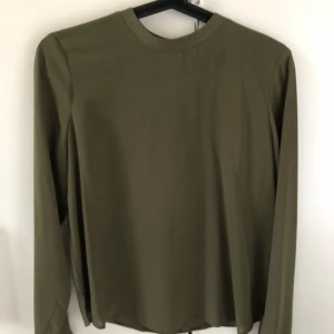  - Grön blus storlek 38 men ör mer som en 36. 