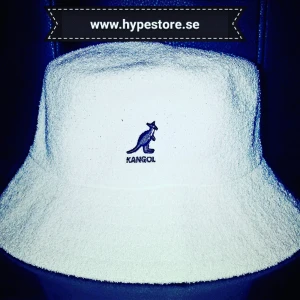  - Kangol hatt kan posta spårbart med postnord för 75 kr