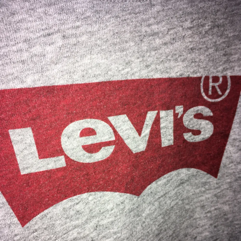 En levi’s tröja som är så snygg!! säljes för den är tyvärr lite för kort i ärmarna på mig:/// *crying* menmen . Tröjor & Koftor.
