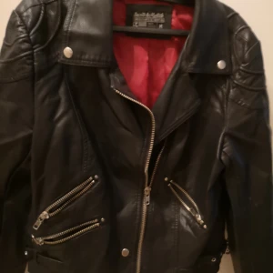  - Skinnjacka i storlek M, väldigt fin inga skador. Kan skickas mot porto 
