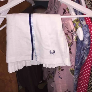  - Fred Perry tenniskjol, säljer då jag köpte den hör på Plick och den tyvärr var för kort. Pris kan diskuteras. 