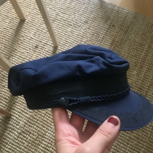  - Kaptensmössa/emilmössa! Finfint skick! Kan mötas upp i Stockholm eller skicka mot betalad frakt. 