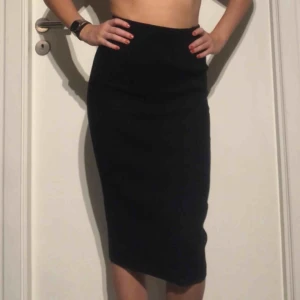  - Knälång, svart kjol från Forever 21. Storlek S men passar garanterat en M eller till och med L då den är väldigt stretchig! Aldrig använd.  Finns i Göteborg och priset är exkl frakt 😊🌸