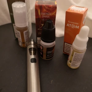  - E-cigg med 3 olika smaker, äpple, energi dryck och jordgubb. Smakerna är tagna ur men det är mycket kvar. E-ciggen är knappt använd, men de gånger jag testade den var den väldigt bra och goda smaker! Man kan byta färger på glaset. Skickar med ett nytt munstycke så det kommer vara helt oanvänt! 18+!🔞