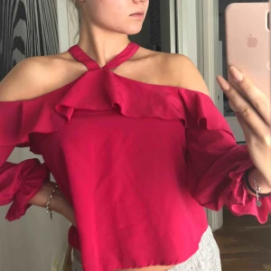  - Snygg off-shoulder tröja/blus från nakd. Använd vid ett tillfälle. 