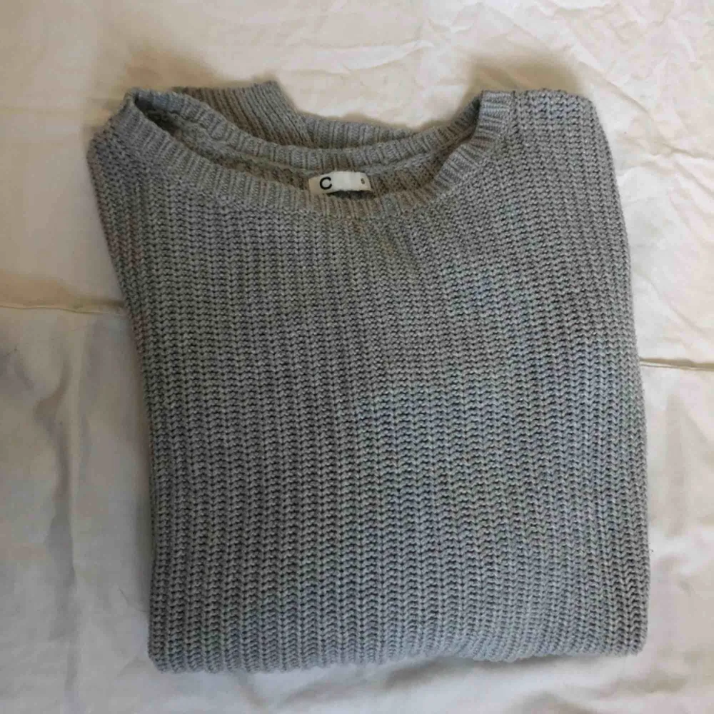 En stickad tröja från Cubus. Använd ett antal gånger. Tvättas innan frakt. Köparen står för frakten. Stickat.