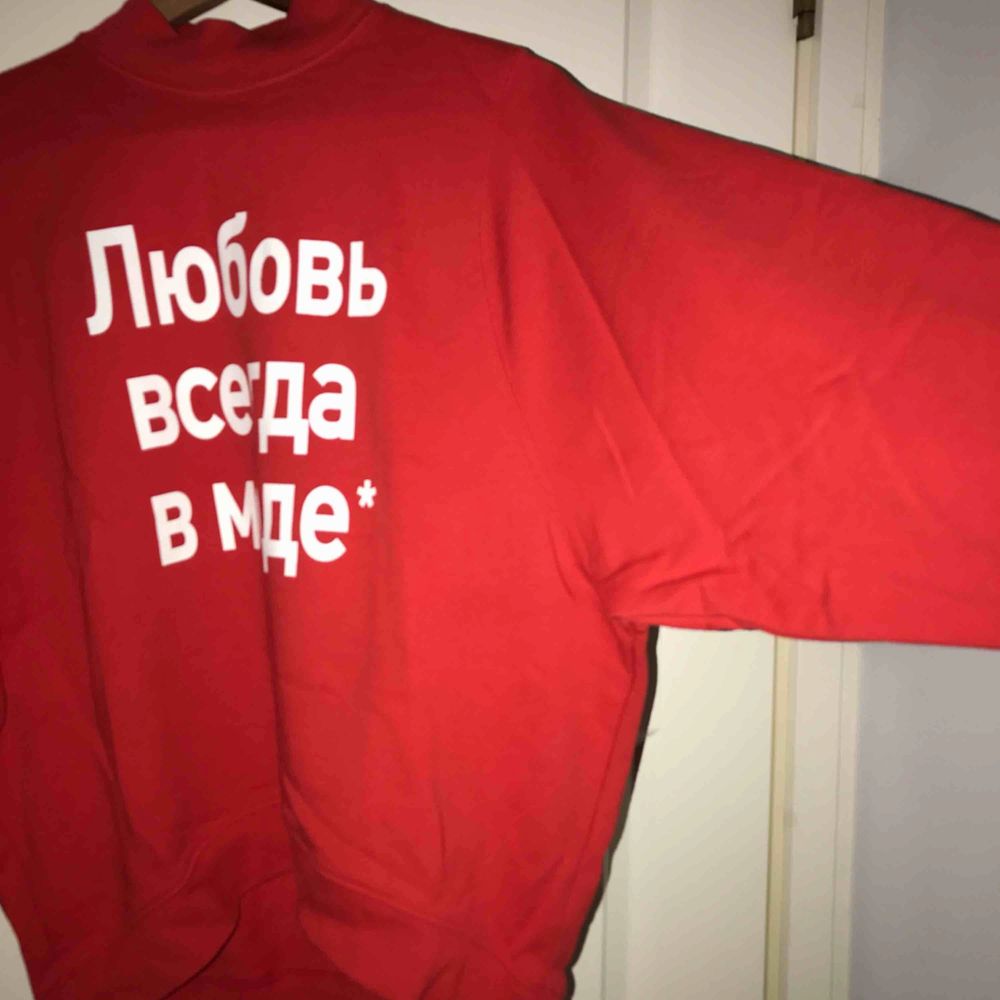 Säljer min röda tjocktröja från Monki, tryck med rysk text på framsidan och översättning på baksidan. Väldigt rymliga ärmar. Oversized för dig som är XS. Inte strykt. Använt endast ett fåtal ggr. Bra skick. MÖTS UPP I STOCKHOLM. Huvtröjor & Träningströjor.