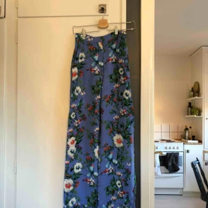  - Blommiga byxor från HM Trend, använda två gånger. Volang nedtill på benet. Möts upp i Sthlm eller skickar mot fraktkostnad. 