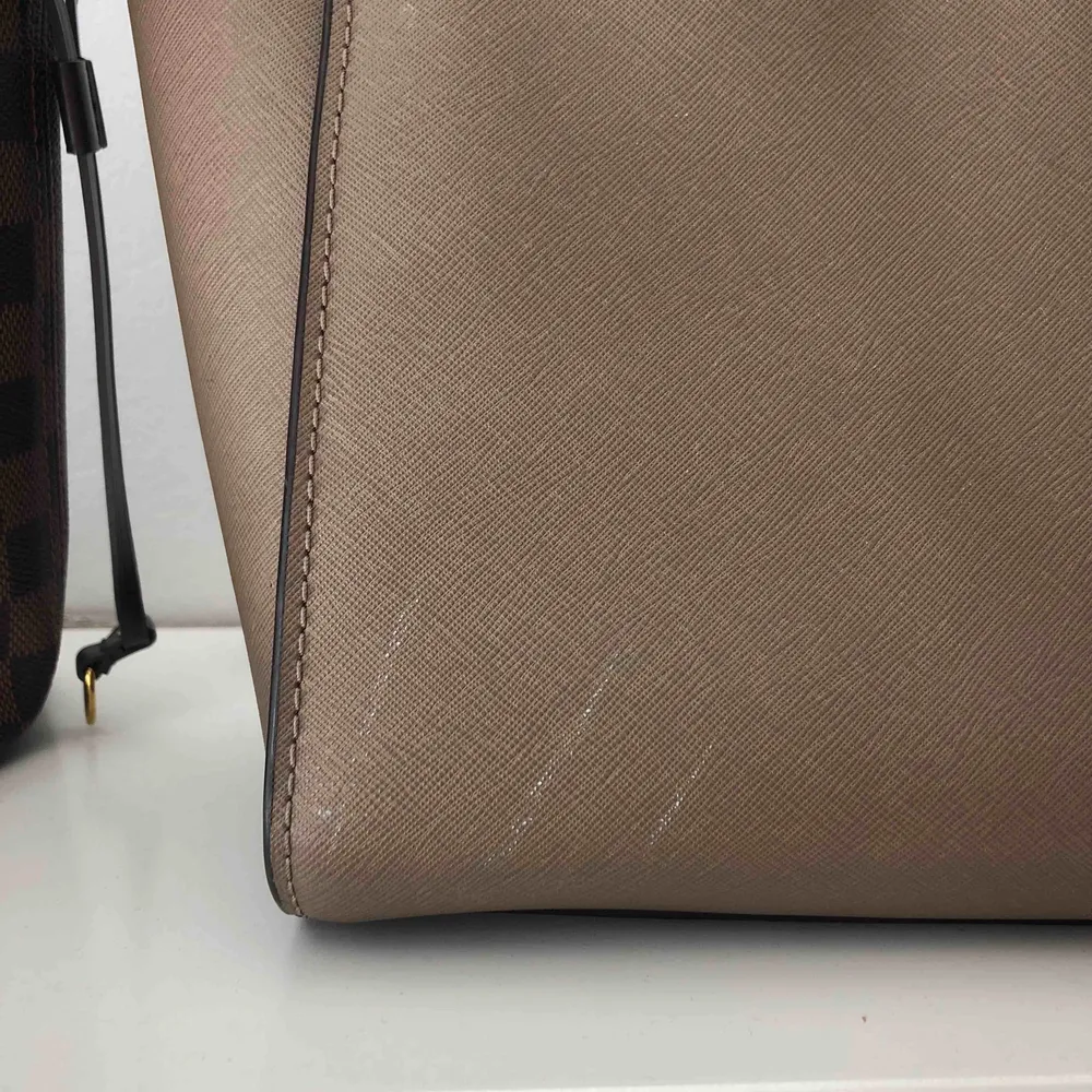 Äkta Michael kors väska, (Selma Large saffiano leather satchel) i strålande skick bortsätt från 3 minimala repor i nedre hörnet. Nypris: 3600kr. Pris exklusive frakt. Väskor.