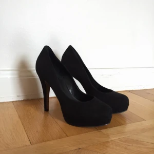  - NYA mocka klackar i stl 38. Köpta i London men aldrig använda pga knäproblem. Nypris ca 1,300-1,400kr.  Klackhöjd 10,5cm (med platå) Platå fram ca 2cm  Har Swish. Kan skicka. Djur- & rökfritt hem.