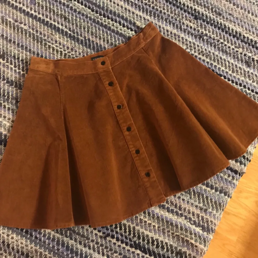 Supersöt kjol från Brandy Melville i ett material jag skulle vilka kalla ”slät Manchester”.  Plagget är i bra skick och säljs då den används alldeles för lite. Frakt ingår 😊. Kjolar.