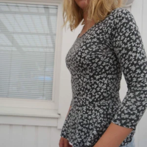  - En peplum topp från bikbok. Är i storlek S men funkar lika bra på en XS. Jag på bilden är 165 och är en XS/S. Toppen är i ett svart och vitt blommigt mönster. Skulle gissa på att frakten är runt 50kr.