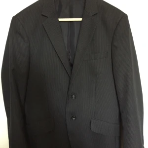  - Bertoni pinstripe kostym, helset: kavaj och kostymbyxor. Kavaj storlek S och kostymbyxor storlek 32/34