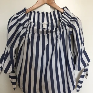  - Off-shoulder blå-vit tröja från H&M. Använt två gånger.