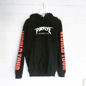  - Justin Bieber purpose tour hoodie. Storlek M (saknar tag men sitter som en M).  Som ny. Skickas mot frakt.