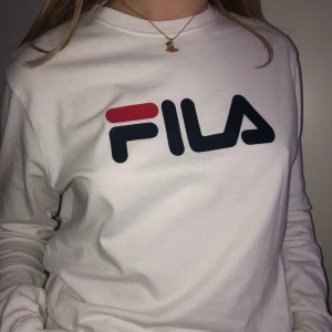 Långärmad Fila-tröja  - Långärmad fila-tröja i storlek M/L (åt M hållet). Säljer för den inte kommer till användning! Pris kan diskuteras (som på allting).