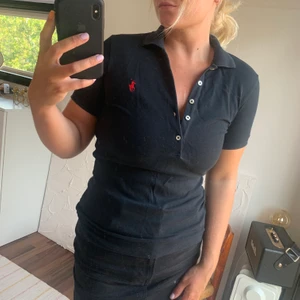 Ralph Lauren pike st S - Svart pike med röd häst, använd ett fåtal gånger. Säljer pga för liten, fortfarande lika svart i färgen som vid köpet! Frakt tillkommer