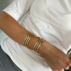 Guldfärgat hippie armband  - Säljer detta armband då det inte kommer till användning. Helt och fint. 😊 Kolla gärna bland mina andra annonser, samfraktar gärna. Köparen betalar frakten. 