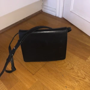 SANDQVIST - väska i skinn - Asså en så fin väska som rymmer ALLT. Det finns megamånga fack så den e alltid sorterad liksom. Den är i skinn o kostade 2800kr när jag köpte den. Köparen står för frakten, pris kan diskuteras! 🤩