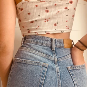 Trendig topp!🤩 - Använd fåtal gånger. Passformen på toppen är stor så skulle säga att den mer sitter som större S!  Skriv gärna privat för mer bilder😚 (Frakt ingår ej)