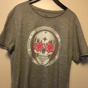 T-shirt - Fick denna tröja & har inte använt den alls då den inte är i min stil så säljer denna tröja.