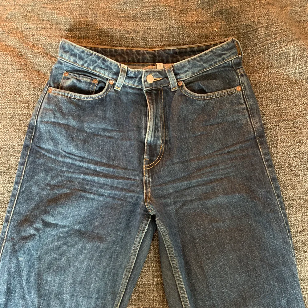 Mörkblåa Jeans från Weekday i modellen Row. De är använda och i storleken 27/32, och säljer pga att de är för små. Jag bjuder på frakt! 💞✨😌. Jeans & Byxor.