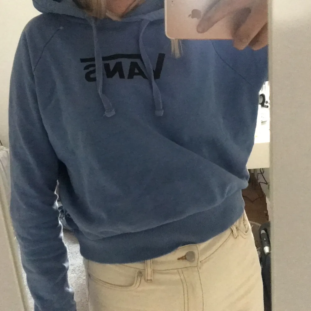 säljer denna hoodie ifrån vans. Den har super härligt material men ganska liten luva. Skitsnygg verkligen men tyvärr är den lite för liten på mig som är 173. Storlek S. Nypris 700kr säljer för 350+frakt. Hoodies.