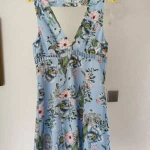 Klänning H&M - Aldrig använd söt liten klänning från H&M storlek 38. Finns i Göteborg. Kan skickas men då står köparen för frakten. 