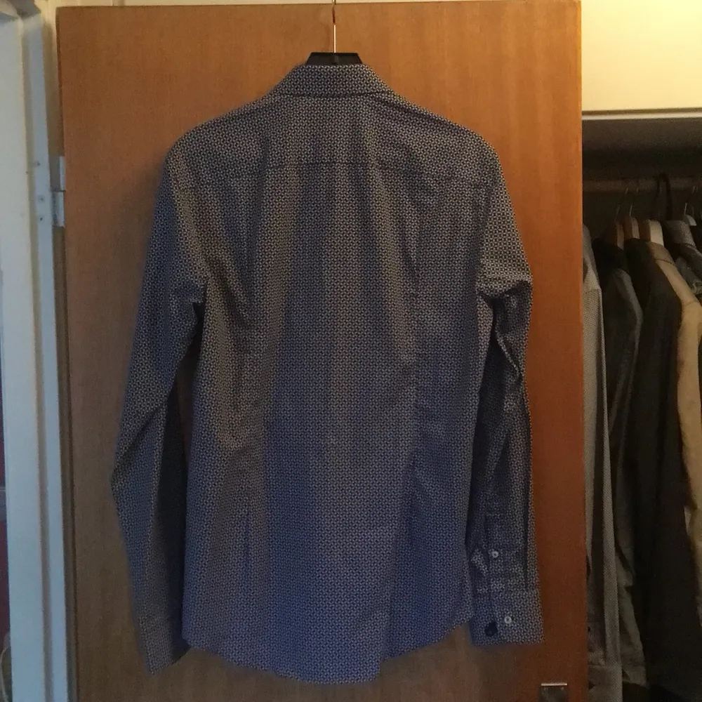 En helt oanvänd skjorta från det danska märket SAND. Skjortor.