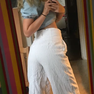 Vita byxor  - Mycket fint skick, vita & vida manchesterbyxor från H&m. Nypris ca 500. - Stl 38 lite för stora på mig därav inte jättebra bilder. Jag är 170 lång och de går ner till mina fötter. Frakt betalar köpare ✨💫🌟