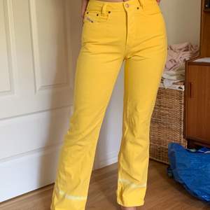 Skitcoola gula jeans från Diesel. Coolt tie-dye-mönster nere vid foten. I riktigt bra kvalitet och skick! Originalpris 1499kr! Jag är 173 cm lång så jeansen är långa i benen.