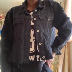 Svart jeans jacka - Jätte snygg jeans jacka i färgen svart från Boohoo. Passar till allt. Är i storlek M men jag är en Xs så passar storlekarna xs,s och M beroende på hur du vill att jackan ska sitta🤍. Kan frakta den😊