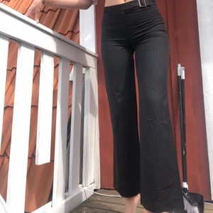 Randiga kostymbyxor - Randiga kostymbyxor i fint skick, säljer eftersom de är försmå. Strl XS. De är svarta med smala ränder. 