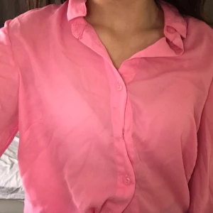 Rosa skjorta - En fin skjorta från Zalando -> new look  Rosa💕 säljs pga att den inte används🥺 den är supergullig och passar till massor   