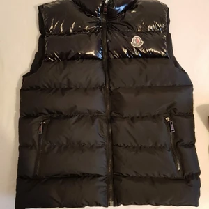 Moncler väst - XL men passar som L
