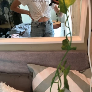 Calvin Klein T-shirt  - T-shirt från ck köpt på Zalando tror jag. Passar S.  Används inte och har en liten defekt. Ett superlitet hål därav priset 