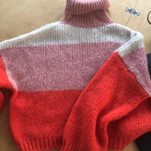 Stickad tröja  - Jättefin stickad tröja från chiquelle köpt för 1,5 år sen. Kommer tyvärr inte till användning då jag har för mycket tröjor. Den är one size då den kommer från chiquelle men skulle säga att den passar S-L beroende på hur den ska sitta. Frakt ingår ej💘