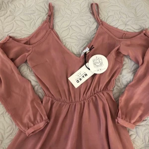 Knälång klänning från NA-KD - Rosa knälångklänning från Na-kd. Helt ny endast testade. Passar bra till all fest. Storlek: 34 