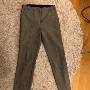 Gråa kostymbyxor - Gråa kostymbyxor från Zara med en tunn rand på sidan av benet. Väldigt bra skick då de knappt är använda. Köpare står för frakten.
