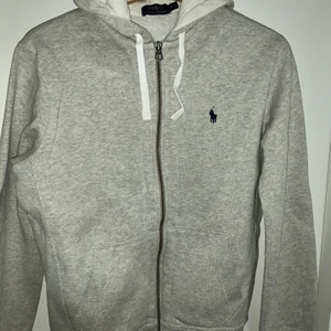 Grå Ralph Lauren kofta storlek M knappt använd  - Grå Ralph Lauren kofta i storlek M (herrstorlek)
