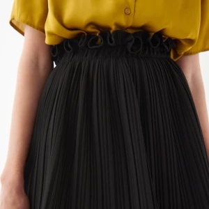 Svart kjol - (första och andra bilden är lånade) Svart kjol från Gina Tricot med volangdetaljer. Kjolen är sparsamt använd och i storlek 36. Frakten ligger på 49kr och betalas av köparen 🌟 