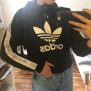Adidas hoodie - Säljer en nästan helt oanvänd hoodie från adidas! Den har ett stort tryck på framsidan och så står det adidas på sidorna av armarna💞🦋 köptes för ca 550 kr men säljer nu för 180+frakt 