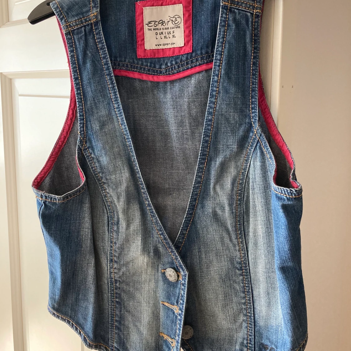 Figursydd jeansväst från Esprit