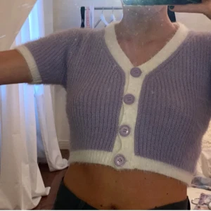 Superfin fluffig topp! - Jättefin fluffig lila topp! Köpt på plick för någon månad sen och vill så gärna ha kvar den men den är tyvärr för stor på mig som är en liten xs🥺 Kan mötas upp och frakta:)) Supermjuk och stretchig, så den kan nog passa en xs/s/m🌿(lånade bilder) Buda💞 !HÖGSTA BUDET 165 kr!