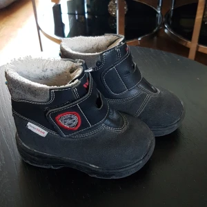 Kavat fodrade barn skor stl.23 - Fina, beväma, varma fodrade vinterskor lätta för barn o ta av/på. Ny pris: 699kr 