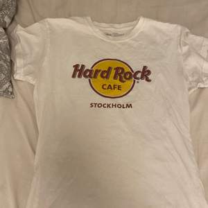 Hard rock café tshirt från Stockholm i storlek medium🥰 köpare står för frakt på 22kr🌸