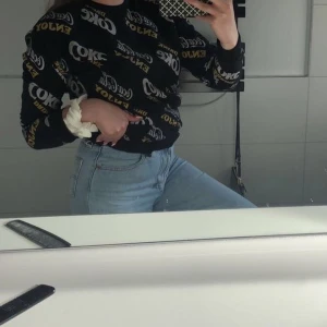 Coca cola - Coca cola tröja i jätte bra skick storlek S säljer för 90 kr och frakt 63kr🎀