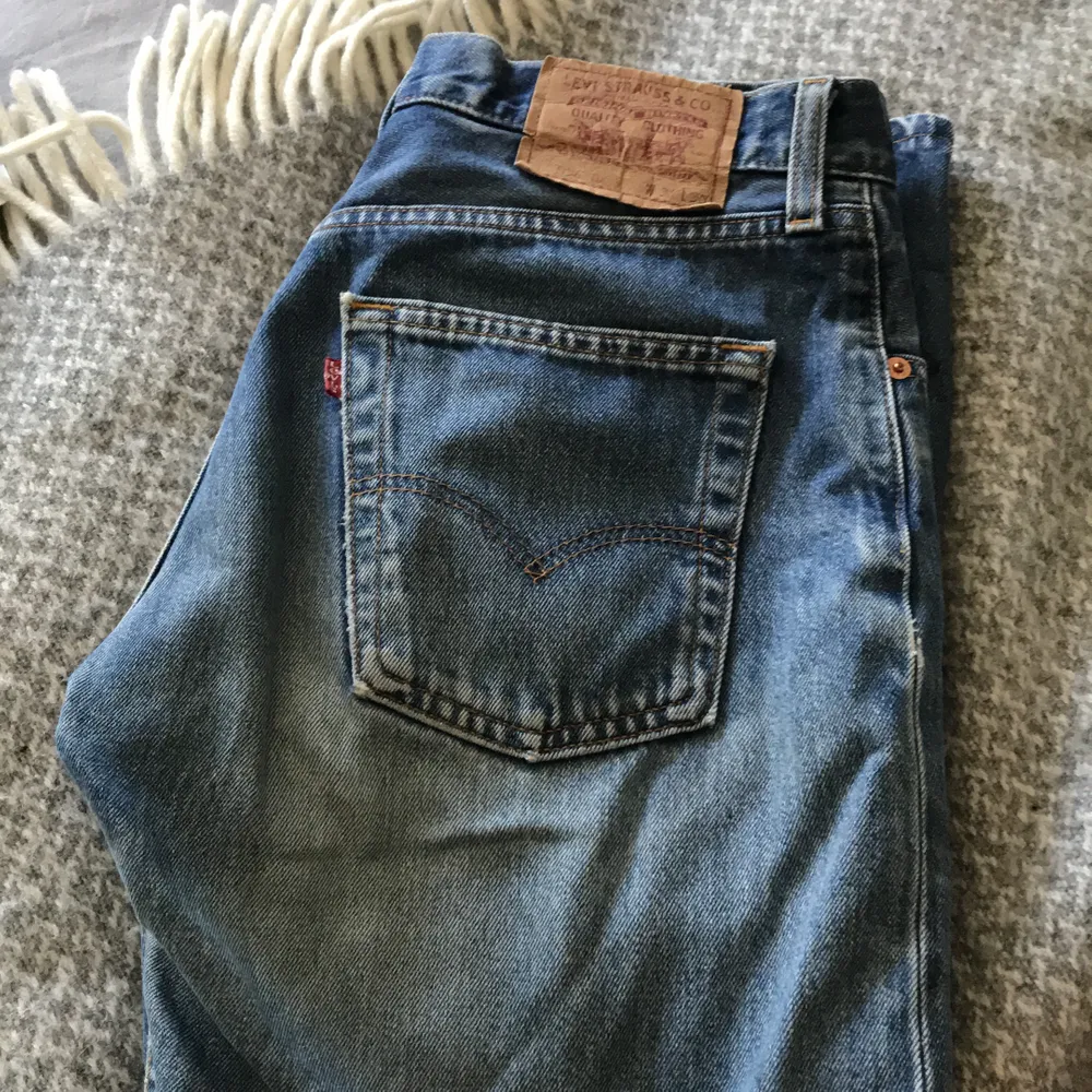 Säljer ett till par av mina snygga vintage Levis jeans, W31L30 sitter lite oversized på mig som vanligtvis är en 34-36🌟jag är ca 170 och de passar perfekt i längden!(köparen står för frakt). Farkut & Housut.