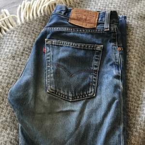 Säljer ett till par av mina snygga vintage Levis jeans, W31L30 sitter lite oversized på mig som vanligtvis är en 34-36🌟jag är ca 170 och de passar perfekt i längden!(köparen står för frakt)