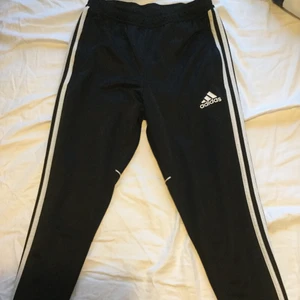 Addidas byxor  - Ett par Addidas byxor (inte tajts). Köpt här på Plick men dem var tyvär föör stora för mig, den förra ägaren är 1,70 och jag är 1,53. Har du några frågor så är det bara att skriva.💞 OBS! Frakten ingår i priset.